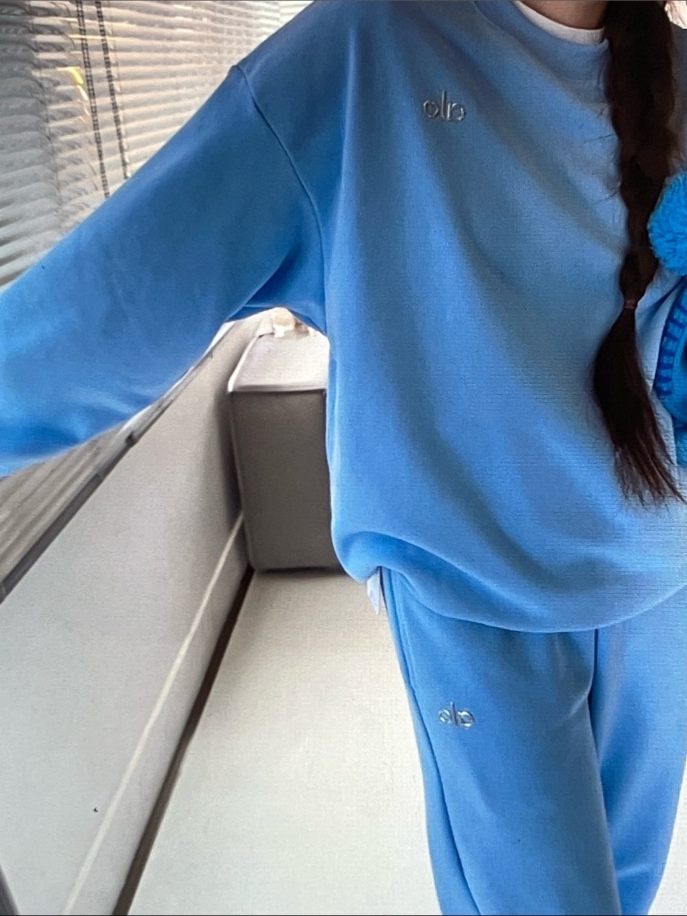 ALO Yoga Women's Light Blue 2-Pants Matching Lounge Set Crewneck Top & Joggers - Picture 6 of 7